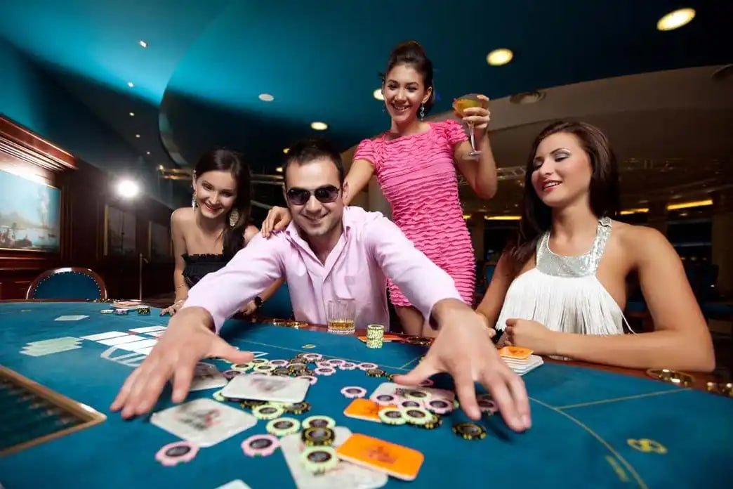 Interface aplikasi poinbet mobile menampilkan permainan slot dan sportsbook
